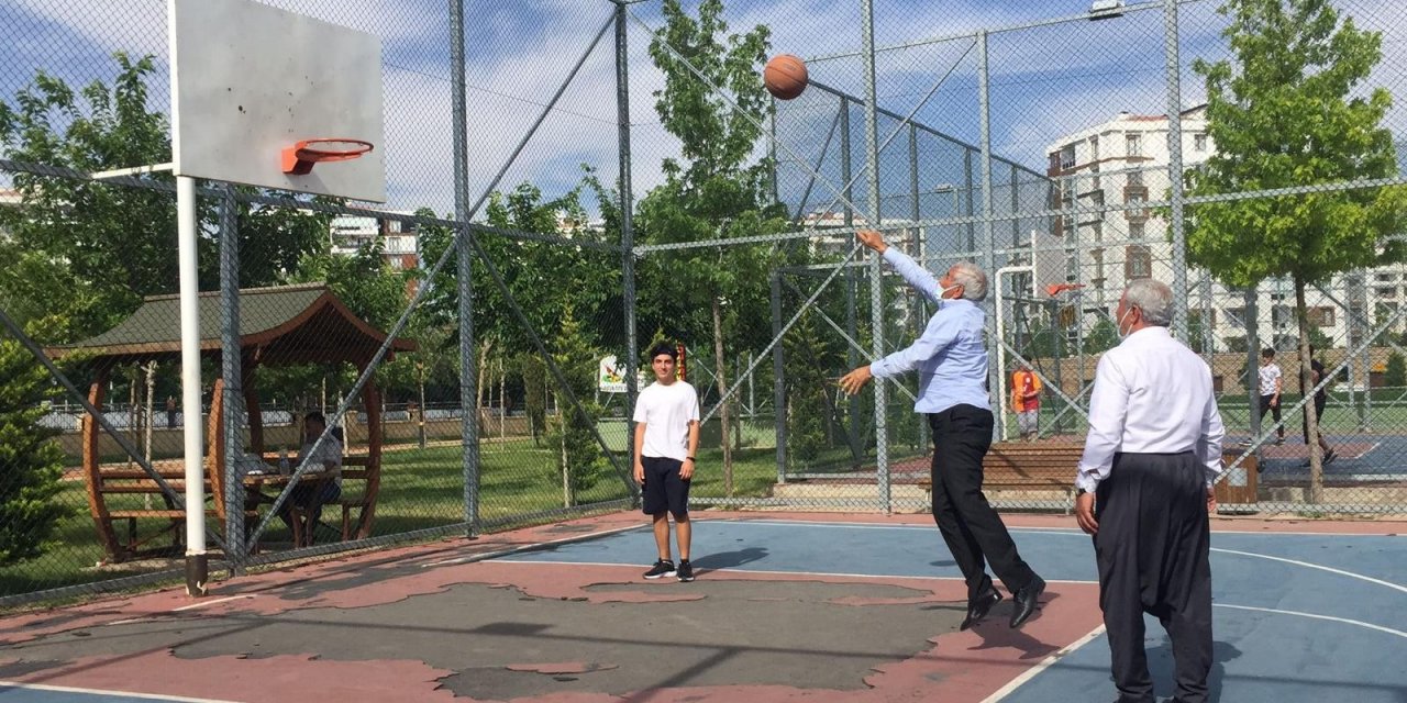 Diyarbakır’da 70’lik dedelerden gençlere basketbol dersi