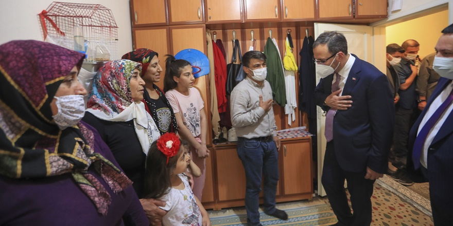 Bakan Kasapoğlu’ndan esnaf ziyareti