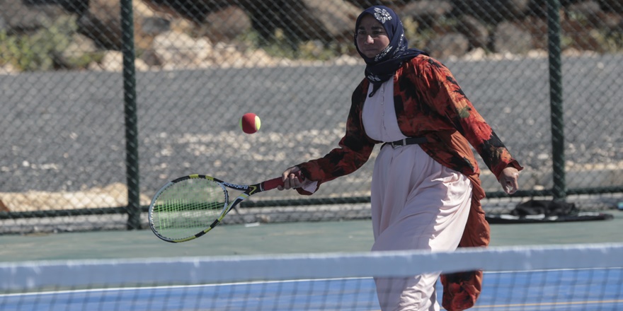 Şanlıurfa’da üç çocuk annesi yöresel kıyafetlerle tenis kortuna çıktı