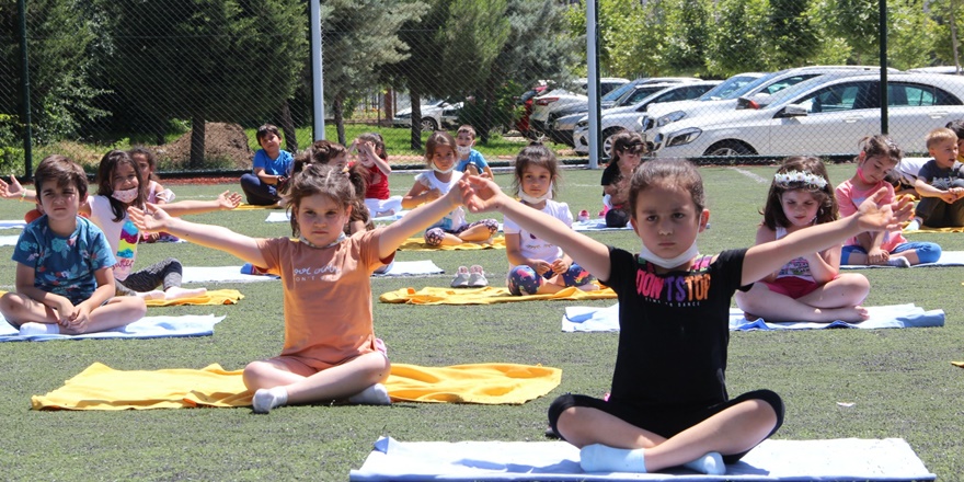 Diyarbakır'da miniklerin açık hava yogası