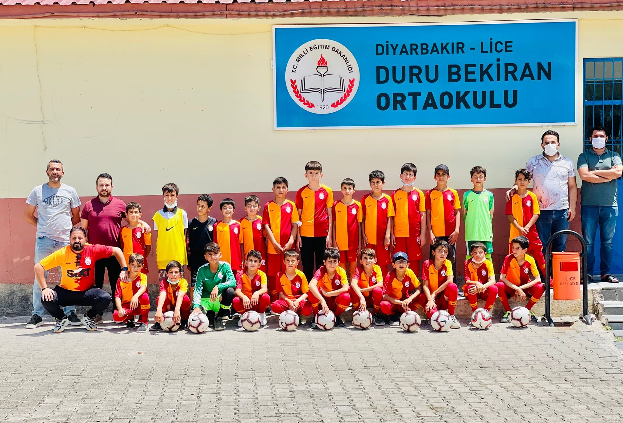 Galatasaray’dan Diyarbakır’daki okullara malzeme desteği