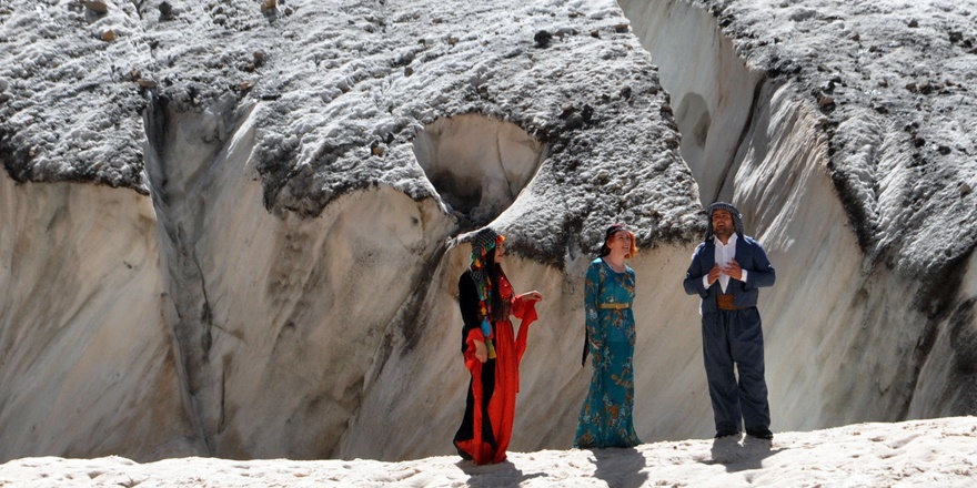Hakkari’de 10 binlerce yıllık buzullar görsel şölen sunuyor