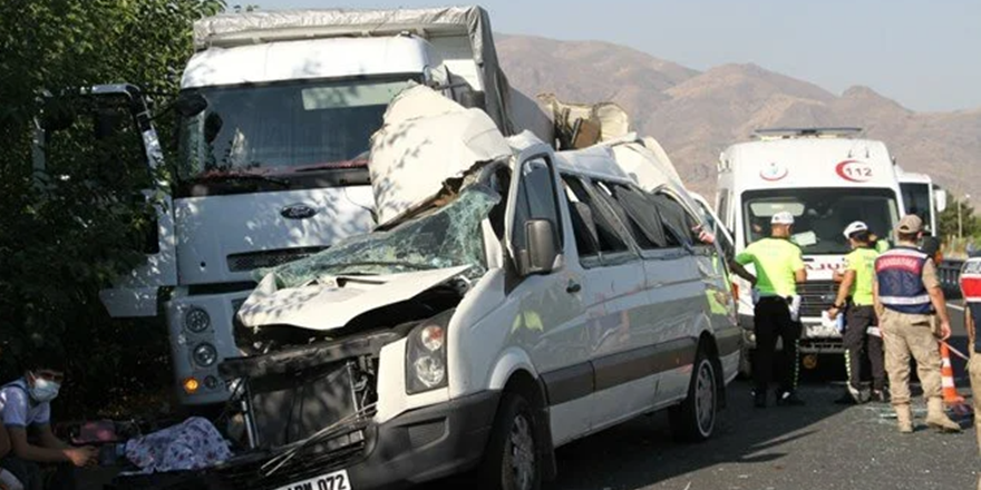 Düğün yolunda kaza: 3 ölü, 10 yaralı