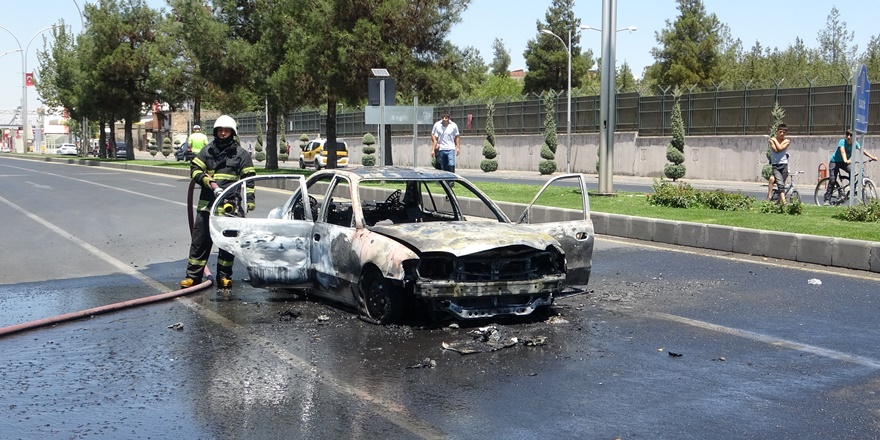 Diyarbakır’da seyir halinde olan otomobil alev aldı