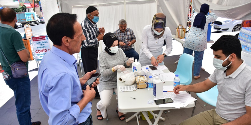Sağlık çalışanlarının bölgedeki ‘aşı ikna çalışmaları’ sürüyor