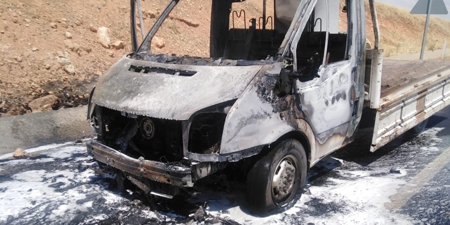 Silvan - Batman yolunda bir kamyonet küle döndü
