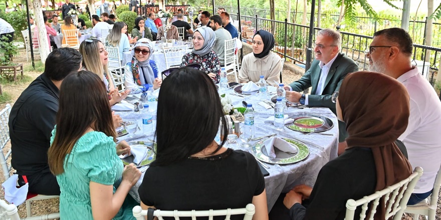 Vali Karaloğlu, Türkiye'nin 7 bölgesinden gelen gençleri ağırladı
