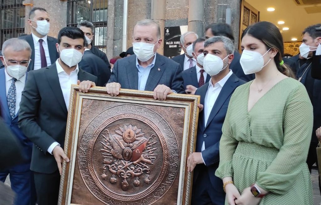 Özkılıç ailesinden Erdoğan’a bakır işlemeli tablo