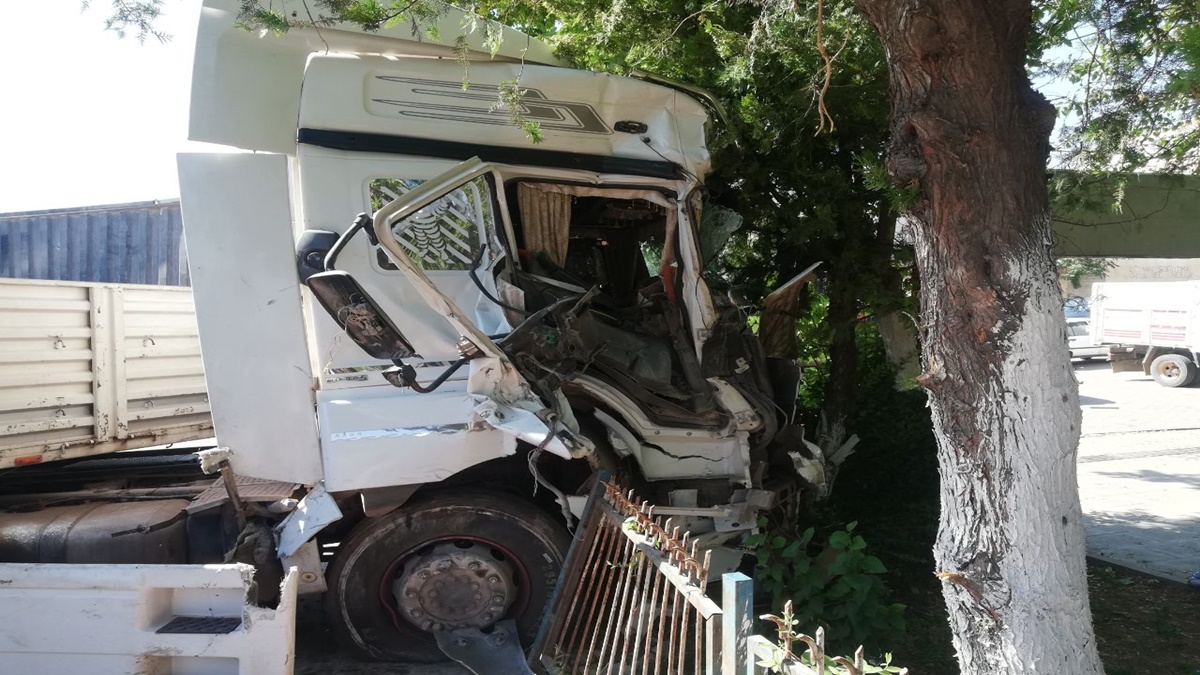 Diyarbakır'da 3 aracın karıştığı kazada hasar meydana geldi