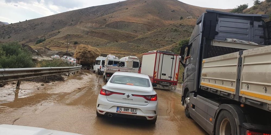 Yüksekova’da sel: Yüzlerce araç yolda kaldı