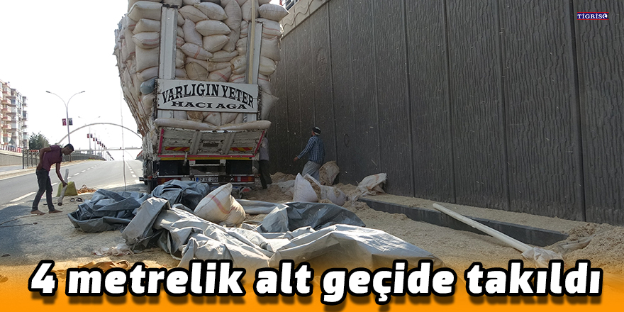 VİDEO - 4 metrelik alt geçide takıldı