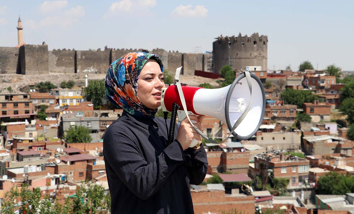 Diyarbakır’da AK Partili kadın başkandan örnek davranış