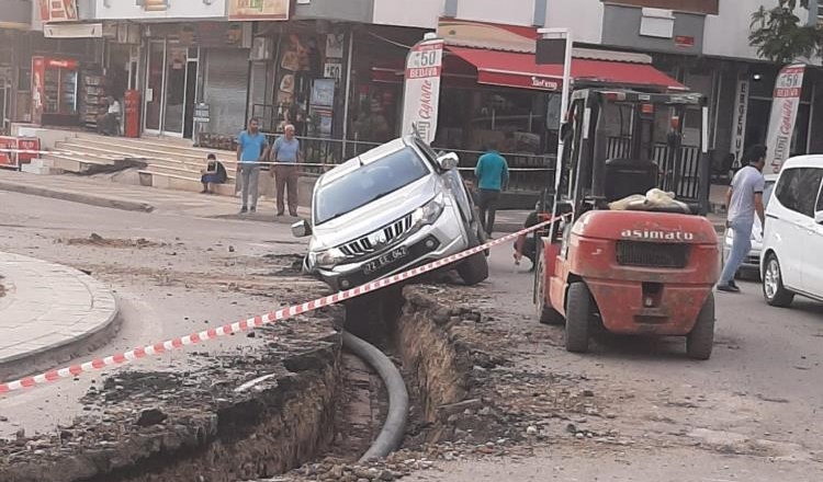 Belediyeye ait resmi araç, belediyenin açtığı çukura düştü