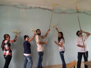 Tarih yaşam topluluğu sason'da okul boyadı