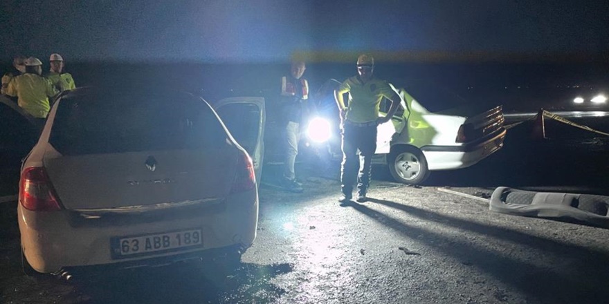 İki araç kafa kafaya çarpıştı: 2 ölü