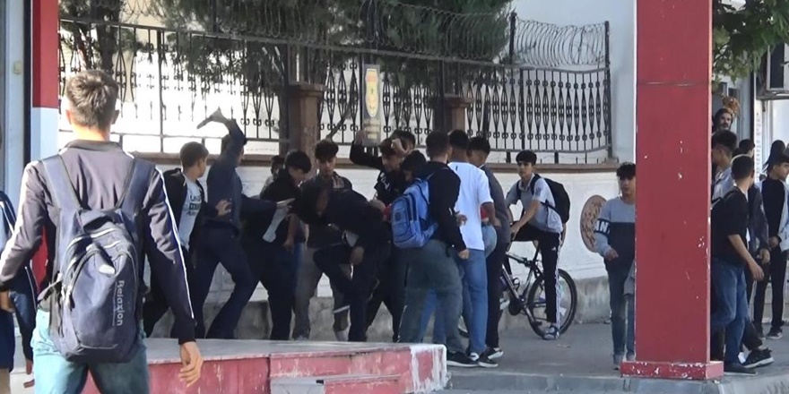 VİDEO - Diyarbakır’da 'okul önü' kavgası:  2 öğrenci yaralandı