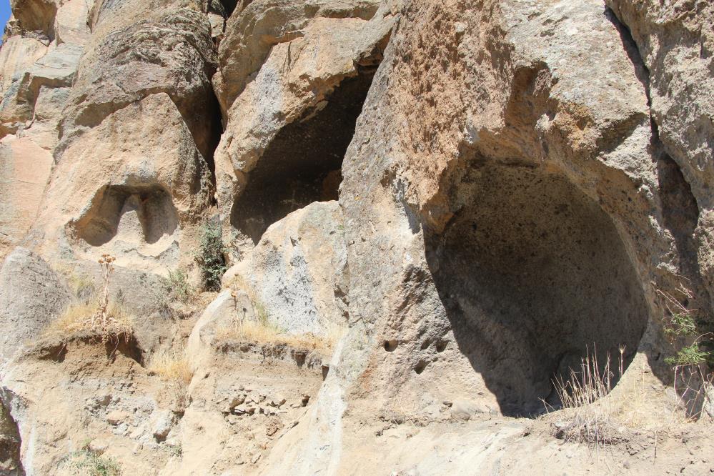 Bingöl’de 7 odalı kaya kilisesi bulundu