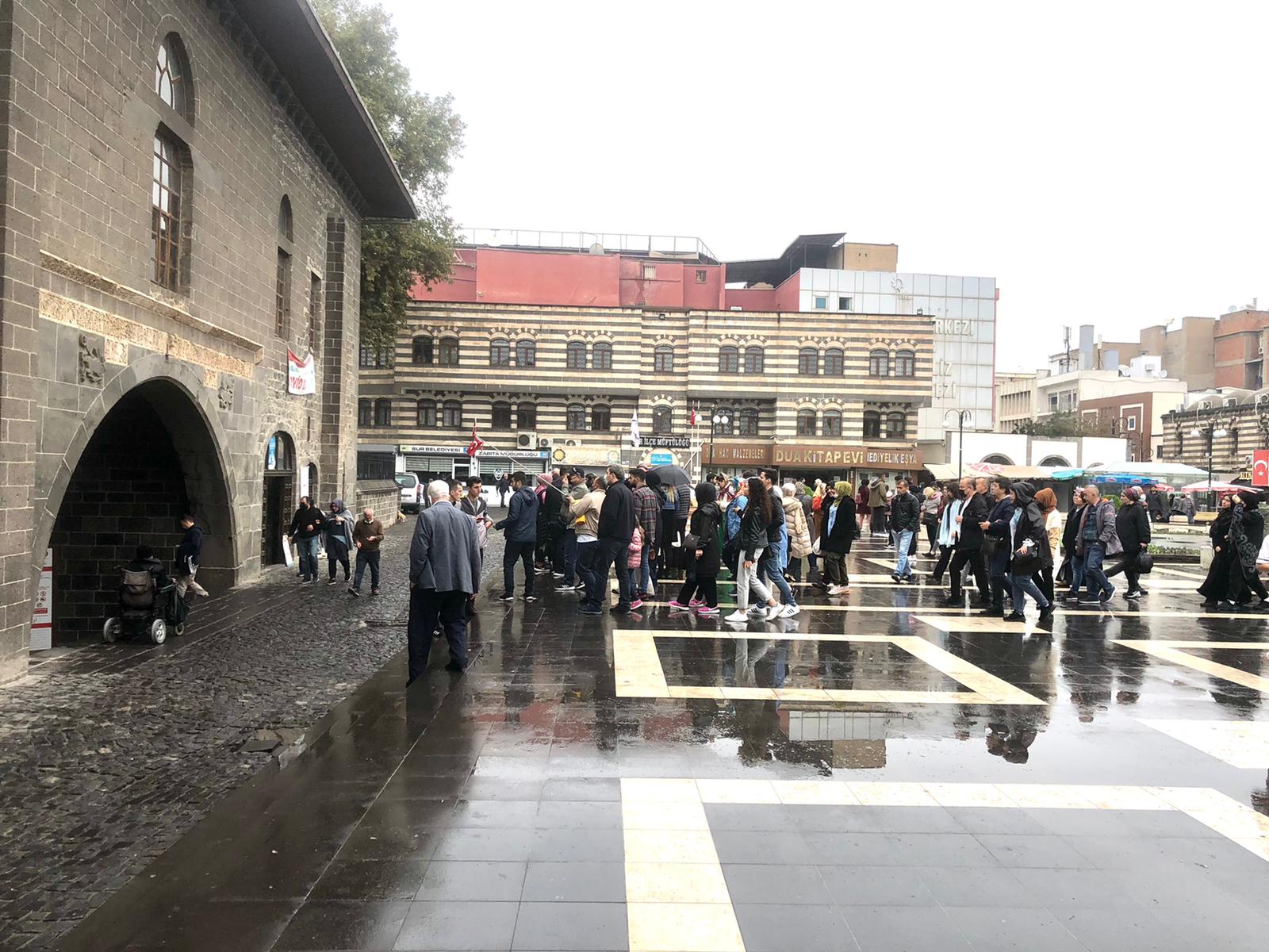 VİDEO- Diyarbakır’a yağmura rağmen turist akını