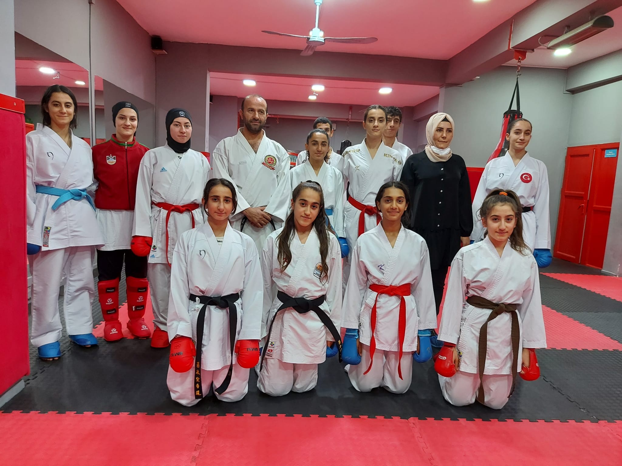 Diyarbakırlı kızlar karate salonlarına ilgi gösteriyor