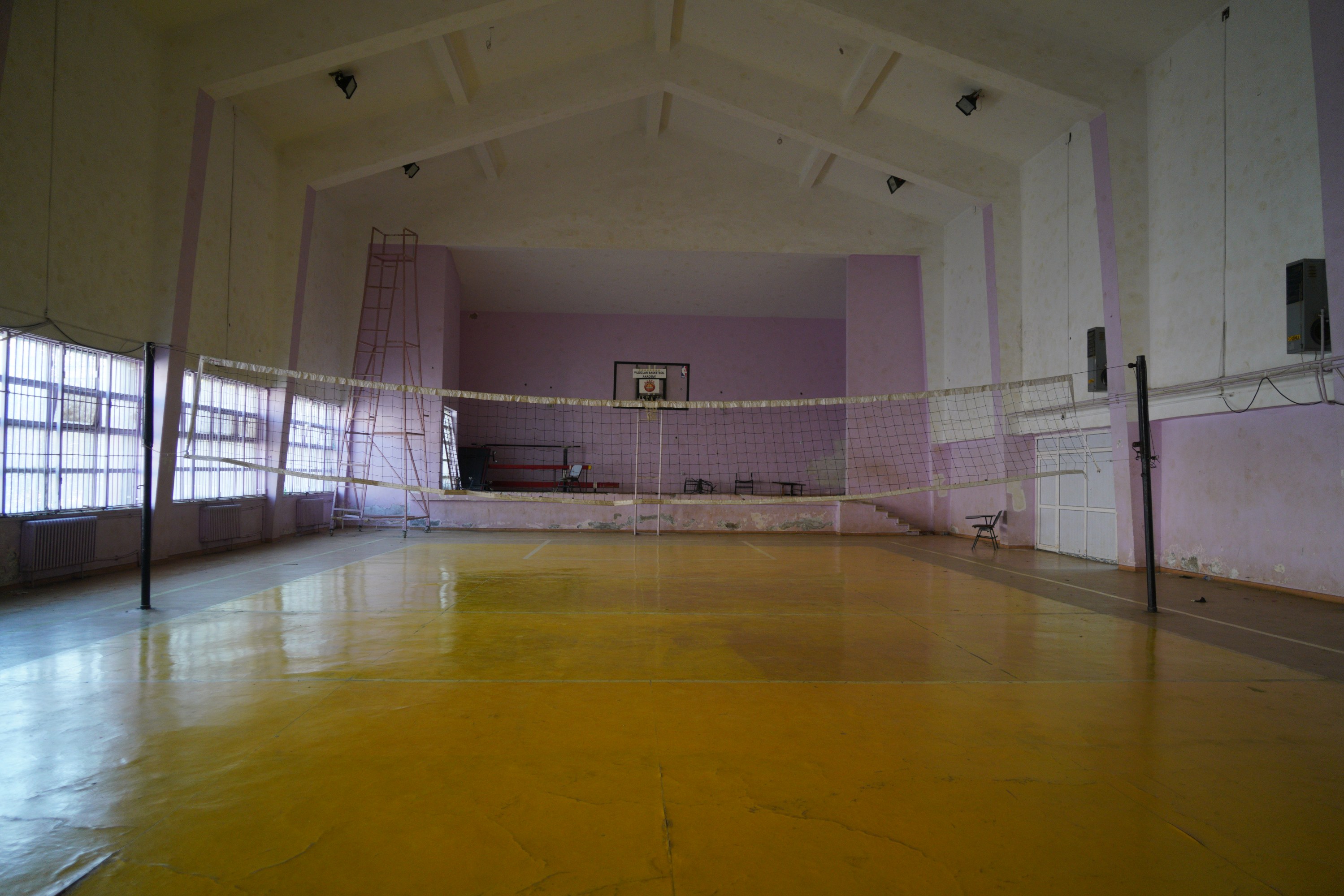 Büyükşehir okulların spor salonunu yeniliyor