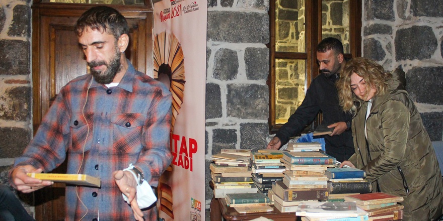 Diyarbakır'da 'kitap mezadı' devam ediyor