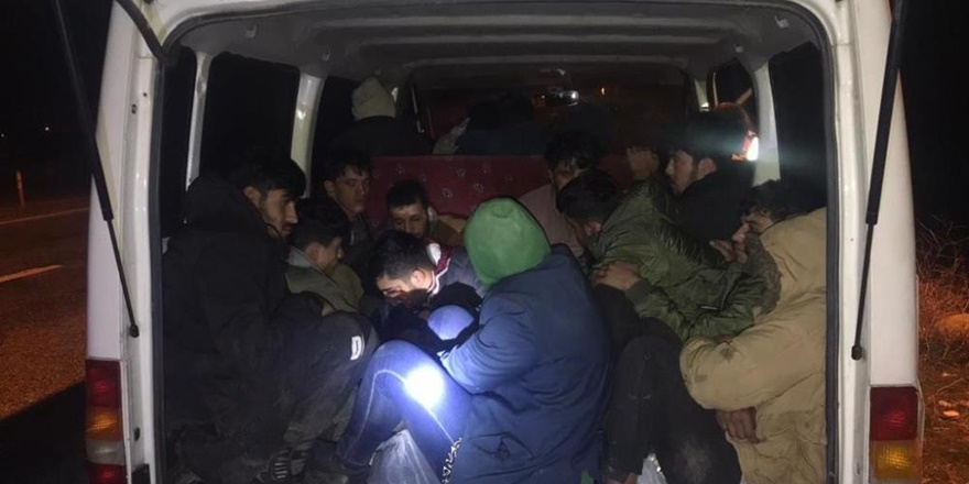 Durdurulan minibüste 19 göçmen yakalandı