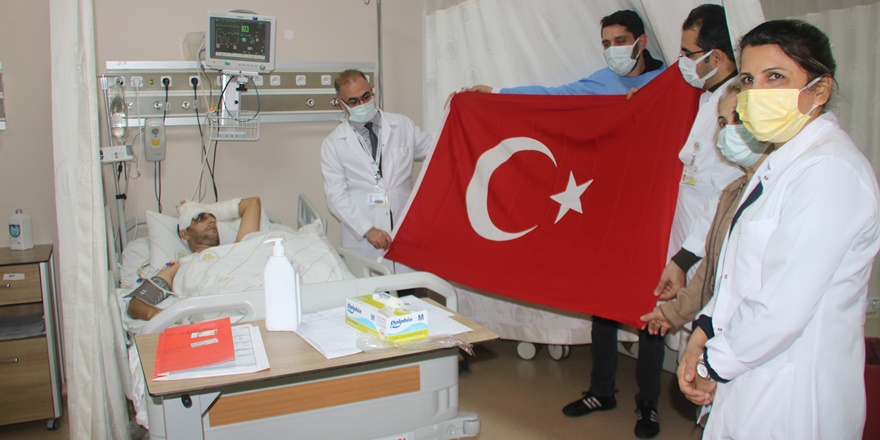 Diyarbakırlı vatandaş Türk bayrağını almak isterken surlardan düştü
