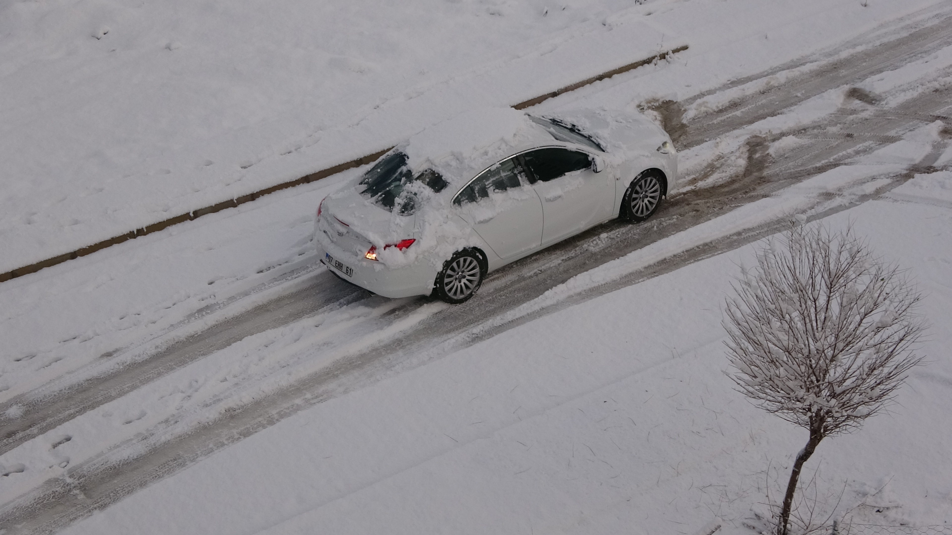 Hakkâri’de kar etkili oldu