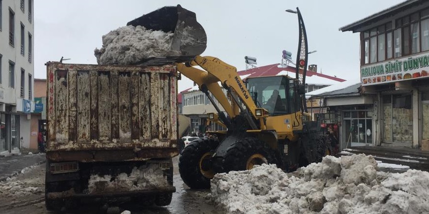 Üç şehirde yağan kar, kamyonlarla taşınıyor