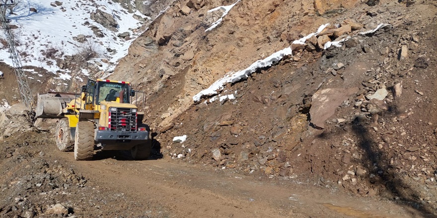 Kulp’ta heyelan nedeniyle kapanan yol ulaşıma açıldı