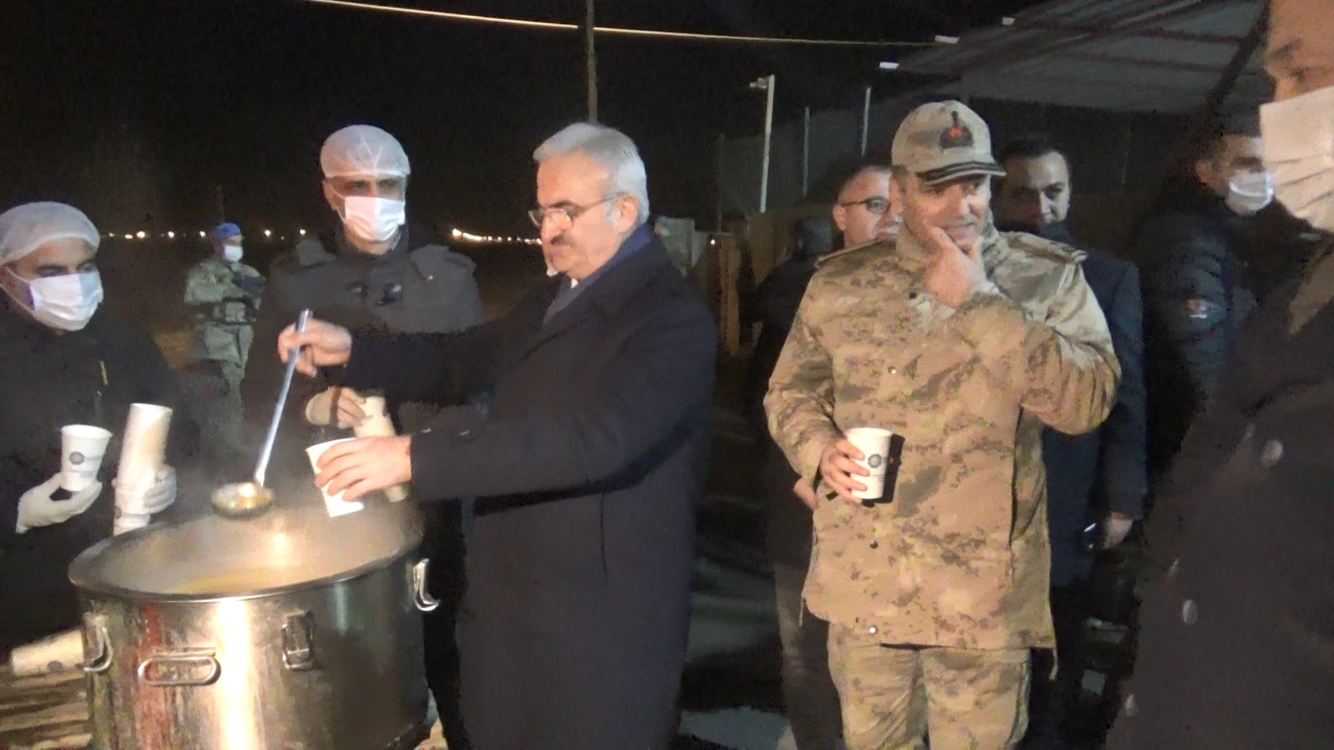 Diyarbakır Valisi askerlere çorba, vatandaşa çikolata ikram etti