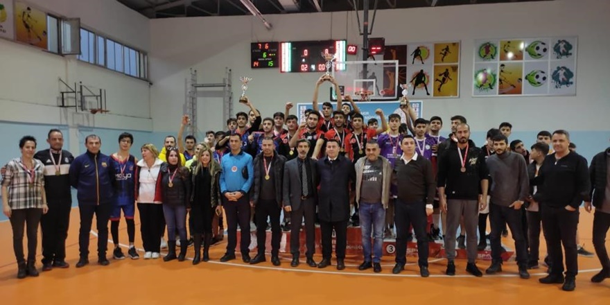 Voleybolun şampiyonu 15 Temmuz Şehitleri Anadolu Lisesi