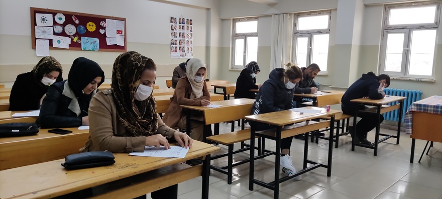 Diyarbakır'da veliler sınava girdi