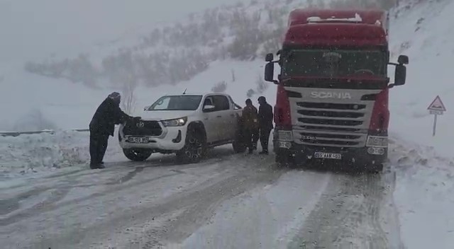 Hakkari’de kar yağışı: onlarca araç mahsur kaldı