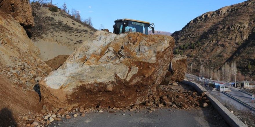 Dersim’de dağlardan düşen kayalar yolu ulaşıma kapattı