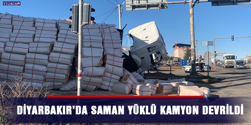 VİDEO - Diyarbakır’da saman yüklü kamyon devrildi