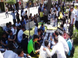 Kızıltepeli öğrenciler soma için oturma eylemi yaptı