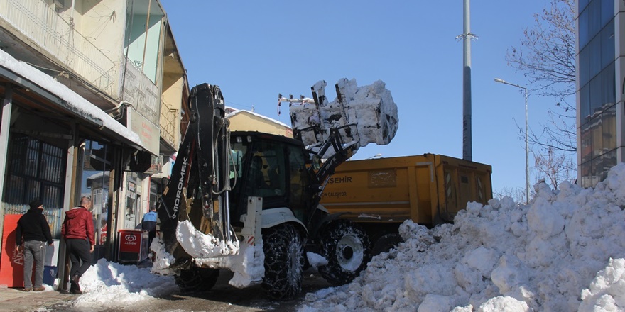Diyarbakır Kulp'ta biriken karlar kamyonlarla taşınıyor