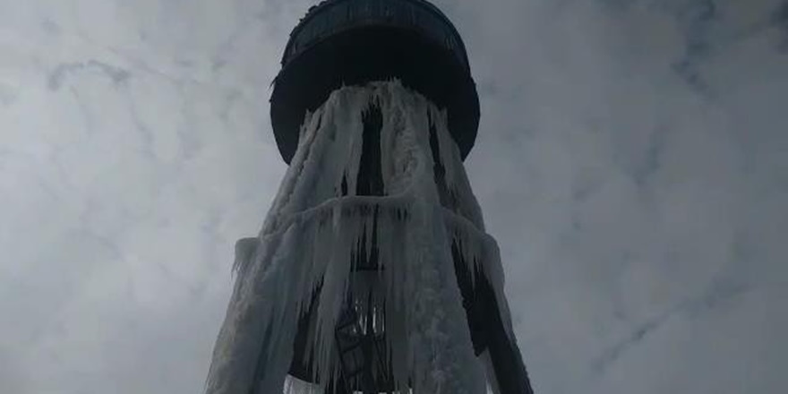 Diyarbakır’da havalar eksi 17’yi buldu, su kulesi dondu