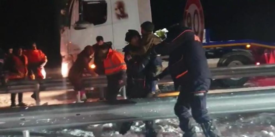 Diyarbakır-Siverek yolunda mahsur kalanlar  kurtarıldı