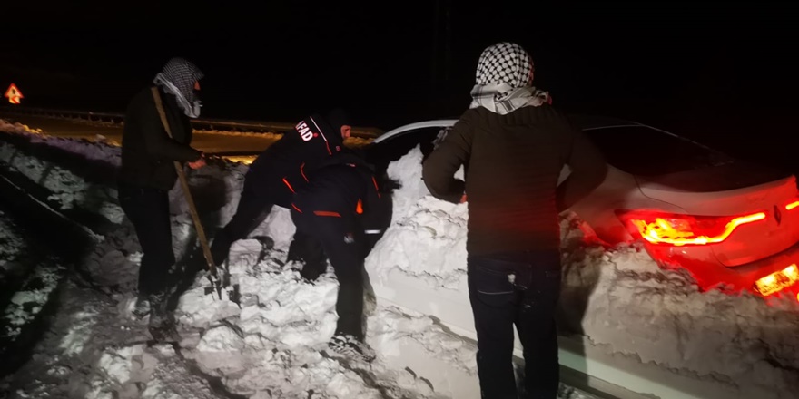 Diyarbakır-Siverek yolunda mahsur kalan 49 araç kurtarıldı