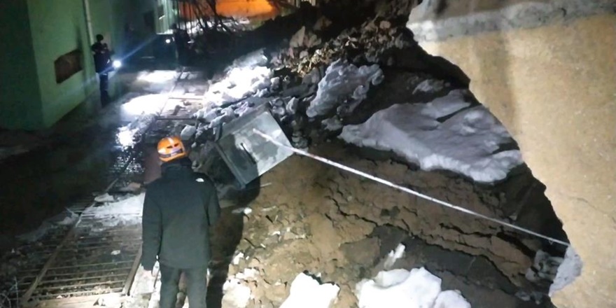 VİDEO - Diyarbakır’da kar yağışı nedeniyle okulun istinat duvarı çöktü