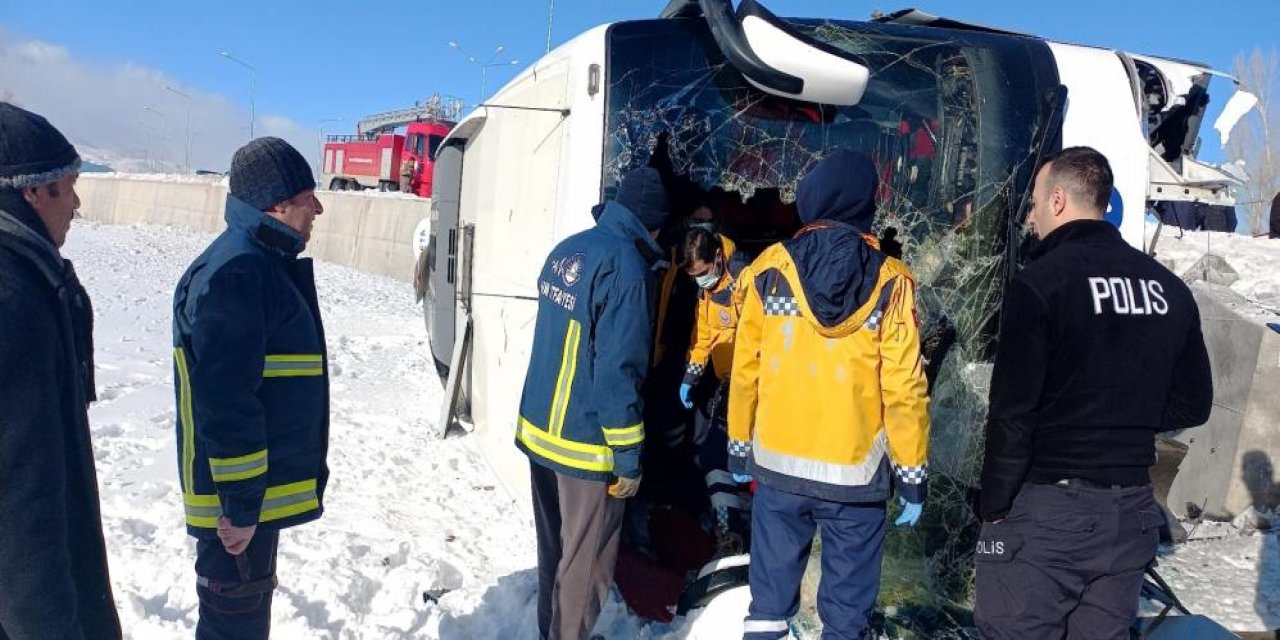 Van'da yolcu otobüsü devrildi: 9 yaralı
