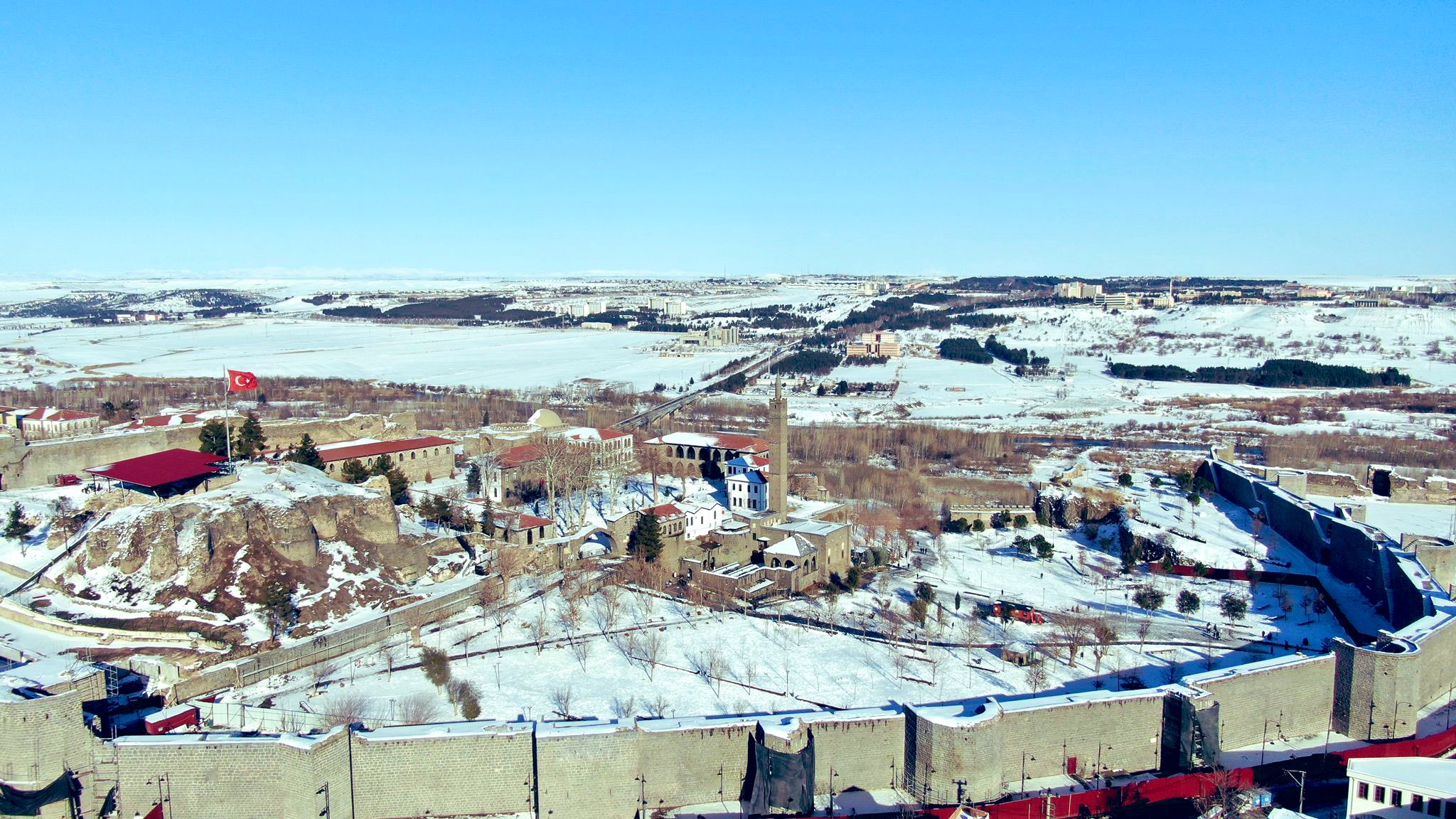 Diyarbakır yeniden beyaza büründü