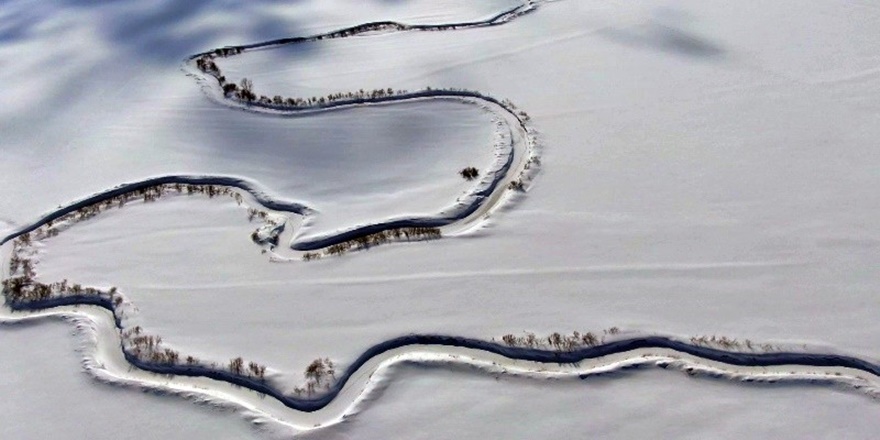 Kar altındaki menderesler görsel şölen oluşturdu