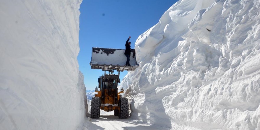Hakkari'de 9 metrelik 'kar tünelleri' şaşırtıyor