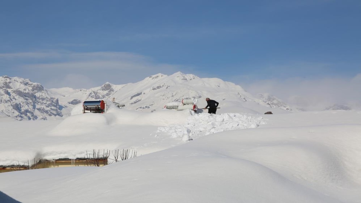 Dersim’in Ovacık ilçesi kardan kayboldu