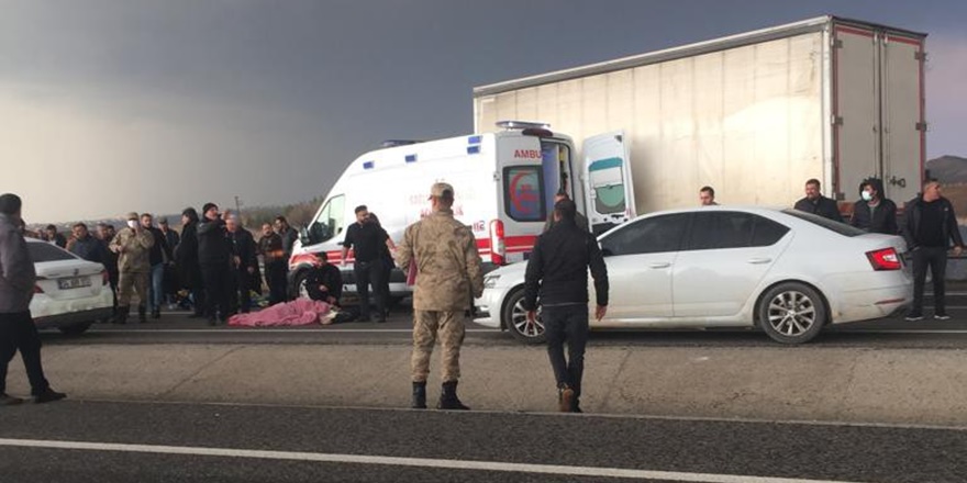 Diyarbakır’da iki araç kafa kafaya çarpıştı:1’i ağır 5 yaralı
