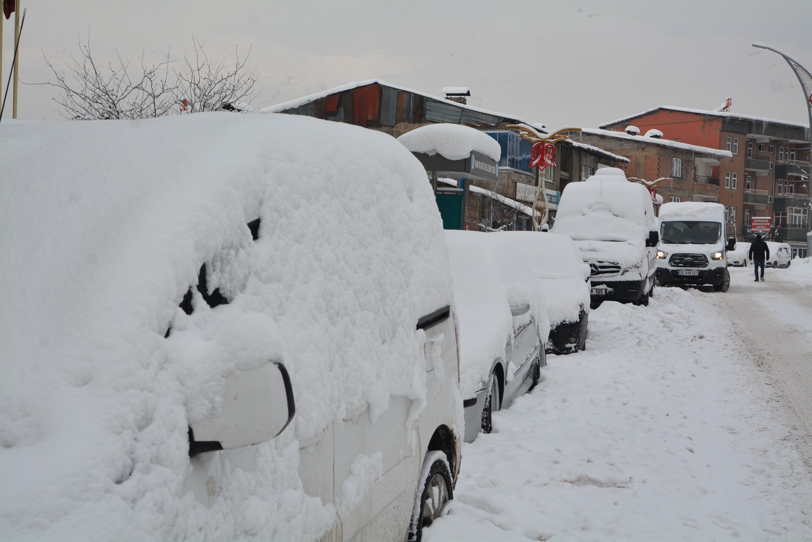 Hakkari’de yoğun kar yağışı hayatı olumsuz etkiliyor