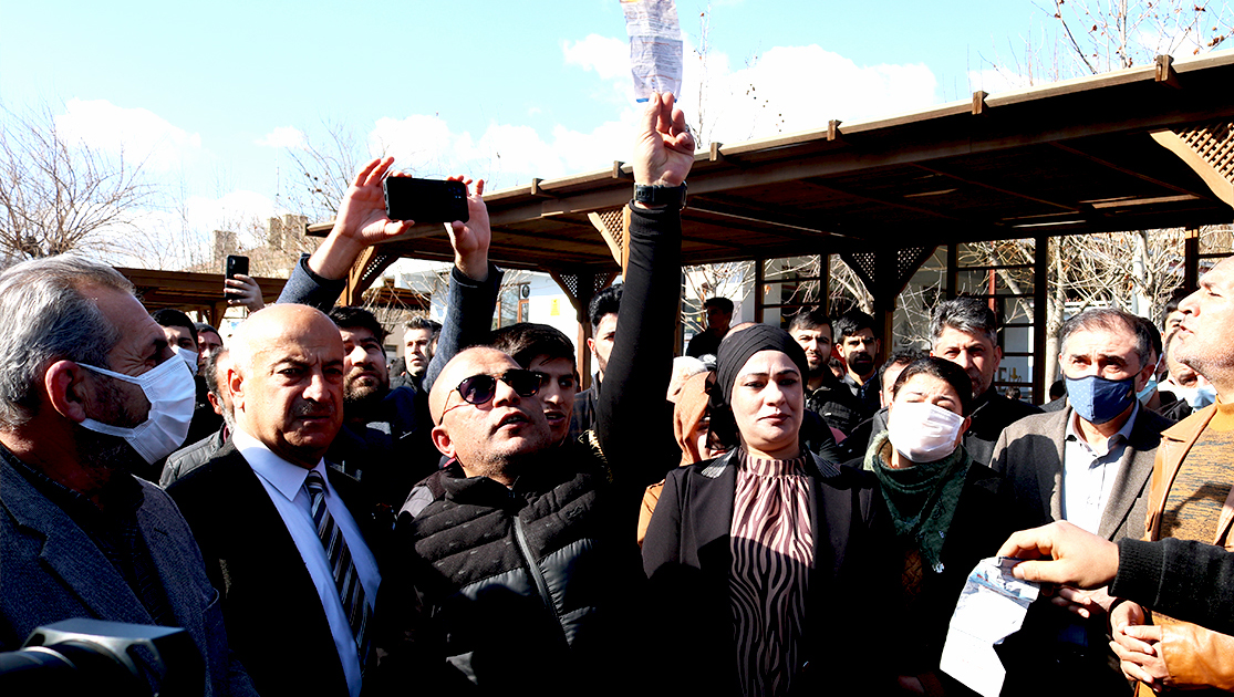 Diyarbakır’da zam protestosu: Elektrik faturalarını yaktılar!